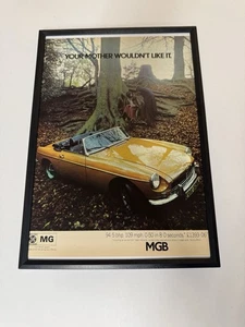 Póster publicitario retro enmarcado original 1973 clásico de revista MG MGB Woods hombre cueva - Imagen 1 de 1