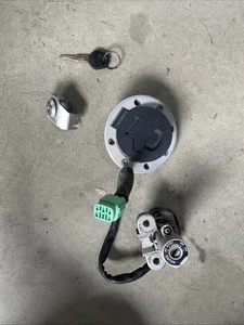 Juego de bloqueo tapa tanque encendido Suzuki DL650 2005-2010 garantía OEM - Imagen 1 de 17