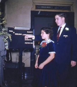 Vintage Stereo Realist Photo 3D Slide BAR MITZAH Boy Points to Name on Sign - Foto 1 di 2