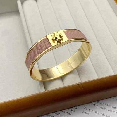 NOVO Tory Burch Kira Bracelete de Bronze Banhado a Ouro Amarelo 18K Logotipo em Rosa🩷 - Imagem 1 de 4