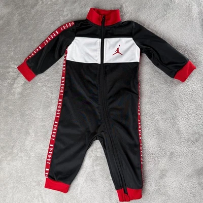 Conjunto Air Jordan One Piece Negro y Rojo Bebé Talla 12 Meses Foto 1 de 3
