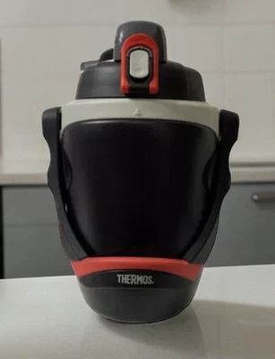 Botella de agua de hidratación aislada de espuma térmica jarra deportiva 64 oz/1,9 L negra roja Foto 1 de 4