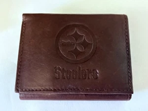 Pittsburgh Steelers NFL Embossed Leather Trifold Wallet - Steelers Brown Geldbörse - Bild 1 von 2