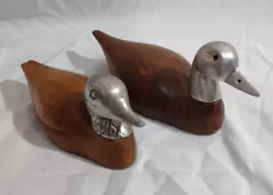 Statuetta vintage corpo in legno anatre drago e coda di spilla con teste di peltro - Foto 1 di 9