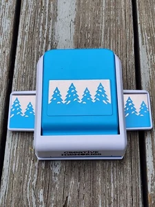 Carta natalizia con bordo decorativo alberi di Natale punzone ricordi creativi linea albero - Foto 1 di 7