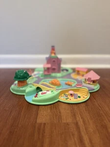 Vintage Polly Pocket Bluebird POLLY'S DREAM WORLD Spielzeithaus 3 Figuren + Auto - Bild 1 von 15