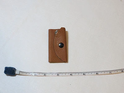 Porta-chaves de couro feito à mão camelo com encaixe preto e tom prata 2,75" X 1,5" - Imagem 1 de 4