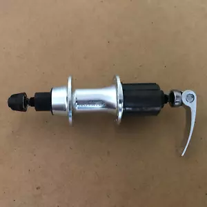 Nuevo buje trasero de carretera Novatec con liberación rápida 14G M10x140x130 plata anodizada - Imagen 1 de 1