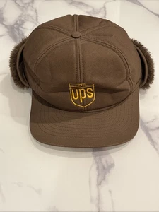 Cappello UPS Trapper Marrone Foderato Paraorecchie Invernale Lavoro Uomo Consegna Taglia Media - Foto 1 di 5