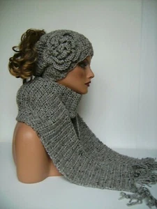 SET CAPPELLO E SCIARPA PANINO DISORDINATO FIORE MARMO GRIGIO BERRETTO TESCHIO FATTO A MANO - Foto 1 di 6