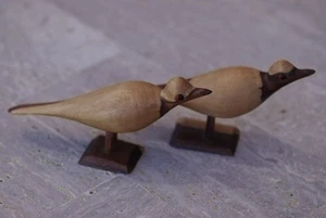 Juego de 2 pájaros gaiteros tallados a mano de madera vintage mediados de siglo años 60 - Imagen 1 de 7