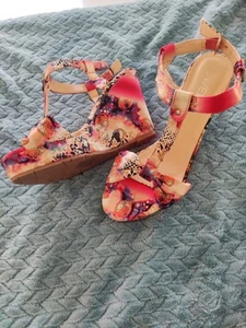 Wunderschöne Wedges Pumps Sandalen Schuhe Keilabsatz In Größe 41 Ungetragen Neu - Bild 1 von 10