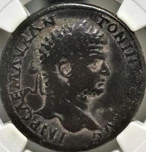 Caracalla Pisidia Antiochia AE33 ‘Sestertius’ Nike NGC F 5/5 4/5 - Bild 1 von 4