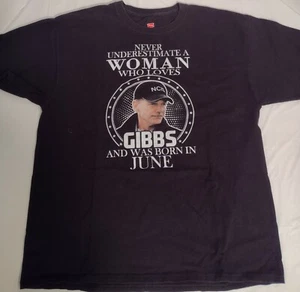 Camiseta NCSI "'Never Underestimate a Woman Who Loves Gibbs" Hanes Tagless Grande - Imagen 1 de 4