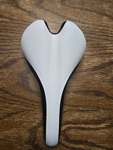 Fizik Vesta W/ Manganese Rail Womens Saddle - White & Black - Picture 1 of 6