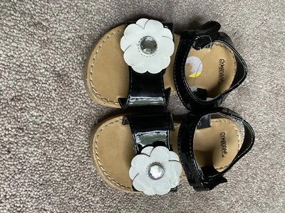 Sandalias negras Gymboree BEE CHIC para niñas pequeñas blancas flor gema talla 6 usadas Foto 1 de 4