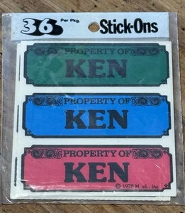 Paquete de 36 pegatinas/etiquetas multicolores vintage 1978 "Property of KEN" NUEVAS - Imagen 1 de 4