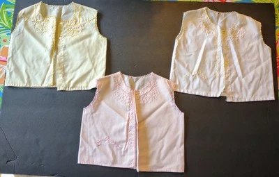 Camisas de bebé vintage años 50-60 bordadas rosa, amarillo y blanco sin marca Foto 1 de 4