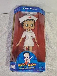 Muñeca enfermera Betty Boop 10" con soporte sellada nueva en caja 2005 vestido blanco cuerpo posable NOTA - Imagen 1 de 11