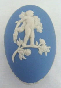 Caja de baratijas cubierta con forma de huevo Wedgwood azul jaspe cupido en forma de huevo - Imagen 1 de 5