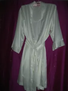 CABERNET LABEL, SHORT WHITE ROBE W/ BELT & POCKETS, SZ. M., POLYESTER - Picture 1 of 21