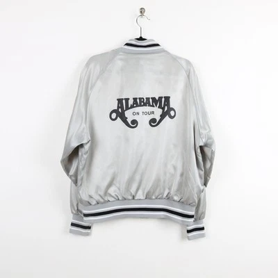 Chaqueta de bombardero vintage de los 90 Alabama On Tour Band línea de tiza plateada música grande Foto 1 de 4