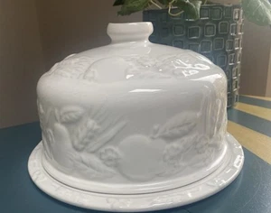 Vintage Style White Cheese Dish / Dome And Plate Country House Cottage Decor 3d - Foto 1 di 13