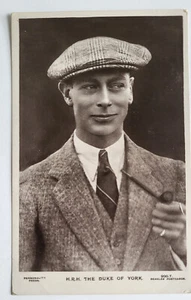 1920er RPPC HRH DER HERZOG VON YORK (GEO VI) ALS JUNGER ERWACHSENER IN ANZUG & MÜTZE MIT PFEIFE - Bild 1 von 2