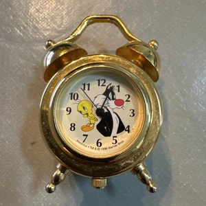 Mini reloj despertador de latón Westclox Looney Tunes Sylvestor & Piolín 1996 vintage* 2" - Imagen 1 de 2