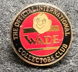 THE OFFICIAL INTERNATIONAL WADE COLLECTORS CLUB PIN BADGE - Picture 1 of 3