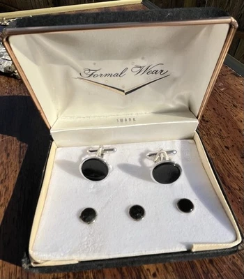 Nuevo de Lote Antiguo Swank Uso Formal 5 piezas Gemelos Juego de Tachuelas Caja Original Negro Plata Esmoquin Baile de graduación Foto 1 de 2