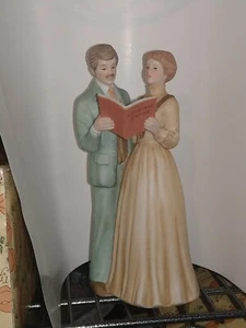 LKNW Enesco Treasured Moments Singing Christmas Carols 1983 E-0646 Figurine - Picture 1 of 2