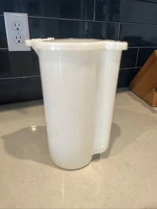 Vintage Tupperware 129 2 Qt Beverage Pitcher White Pour Spout Lid - Picture 1 of 4
