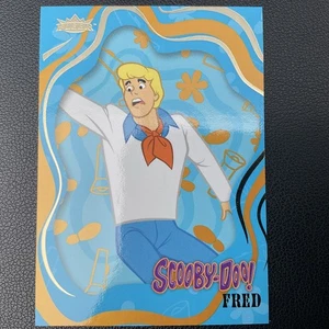 2025 Fleer Scooby-Doo 17 Fred Gold Parallel - Picture 1 of 2