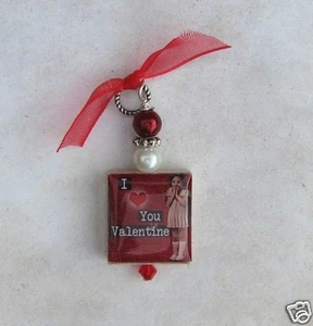 I Love You Pendant Charm Valentine's Day Altered Art Image Scrabble Vintage Girl - Imagen 1 de 1