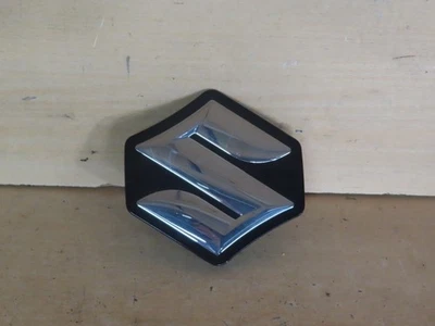 Suzuki Vitara MK4 2015-2023 - Insignia de parrilla superior 72131-54P1 (B70) Foto 1 de 4