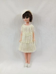 Lebensmittelgeschäft Markenlos 50er Jahre Puppe trägt ein Flapper Kleid - Bild 1 von 9
