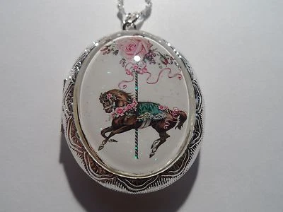 COLLAR MEDALLÓN CABALLO CARRUSEL ROSA VICTORIANO ARTE ALTERADO 26" Foto 1 de 4