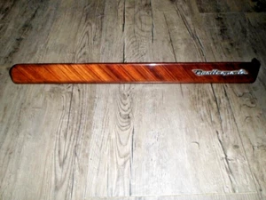 Maserati Quattroporte M139 2006 - tablero borde de madera con emblema lado derecho - Imagen 1 de 11