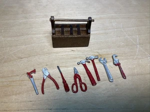 Caja de herramientas de madera en miniatura para casa de muñecas con 8 herramientas de metal escala 1/12" - Imagen 1 de 9