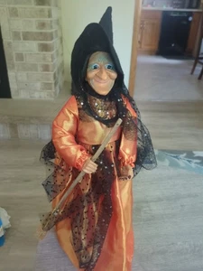 Große 18,5" skurrile Halloween Hexe La Befana Look Figur mit Besenstiel gruselig - Bild 1 von 13
