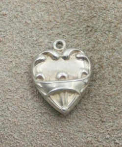 VINTAGE STERLINGSILBER AUFGEBLÄHTES HERZ CHARM - Wirbel & Schlaufen mit Gravur "F" - Bild 1 von 2