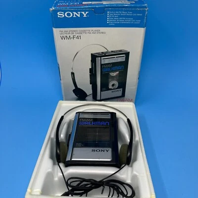 RARO Sony Walkman WM-F41 FM/AM Cassette con CAJA AURICULARES - Cinta NO FUNCIONA PARA PIEZAS Foto 1 de 4