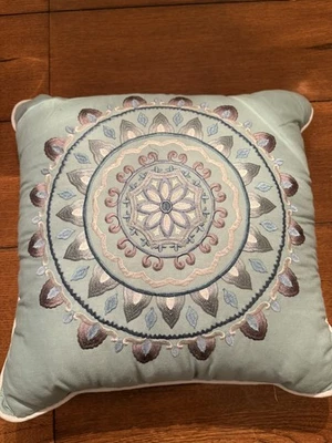 Декоративная подушка 16 дюймов с вышивкой бирюзовый белый серый  - Изображение 1 из 4