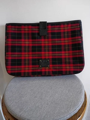 Funda acolchada para computadora portátil WILL Leather Goods roja tartán a cuadros ribete de cuero negro Foto 1 de 4