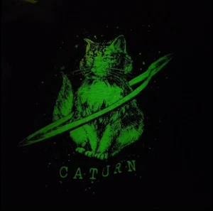 T-shirt Caturn nera Saturno gatto grafica taglia small manica corta bagliore al buio - Foto 1 di 5