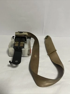 98-03 2002 MITSUBISHIDIAMANTE ЛЕВЫЙ ВОДИТЕЛЬ ПЕРЕДНИЙ РЕМЕНЬ БЕЗОПАСНОСТИ ЖЕЛТОВАТО-КОРИЧНЕВЫЙ - Изображение 1 из 4