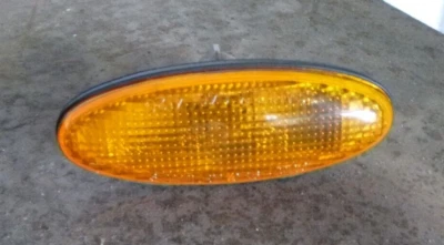 Luz repetidora de protección Mazda MPV 8/99-4/02 Foto 1 de 3