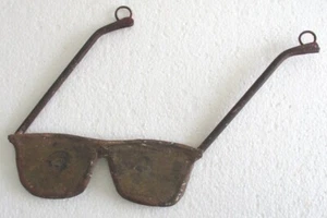 ANTIQUE OLD OPTOMETRIST / OPTICIAN TRADE CLINIC HOSPITAL DISPLAY SIGN SPECS - Picture 1 of 7