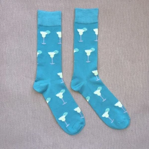 nuevos CALCETINES MARGARITA azul verdoso alcohol bebida vaso playa verano méxico tripulación adulta - Imagen 1 de 2